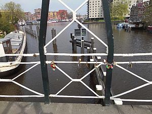 <p>De liefdesslotjes hangen in een rechte lijn aan de Trompbrug. Foto: Martin Hillenga</p>
