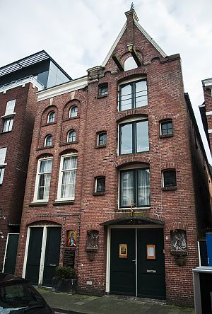 Was er dan niets heilig aan het (molle)boontje? Misschien toch wel.  In het Warner pand aan de Ganzevoortsingel is tegenwoordig de Russische Orthodoxe kerk gevestigd. Foto: Jan Glas