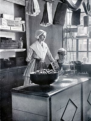 <p>De Groninger koekwinkel op het Vaderlandsch Historisch Volksfeest in 1919. Foto uit het album 'Neerlands Volksleven'.</p>
