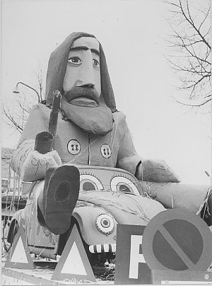 <p>Carnavalsoptocht 1978. Wagen met een pop, voorstellende wethouder Van den Berg. Foto Persfotobureau D. van der Veen, www.beeldbankgroningen.nl (1785-8880).</p>
