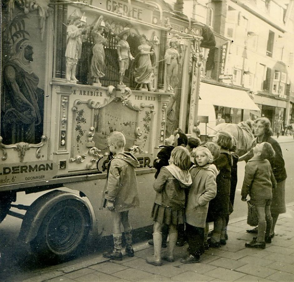 <p>Leerlingen van de Tine Marcusschool bewonderen De Arabier. Ossenmarkt, ca. 1958. Foto: Margriet Toppen.</p>
