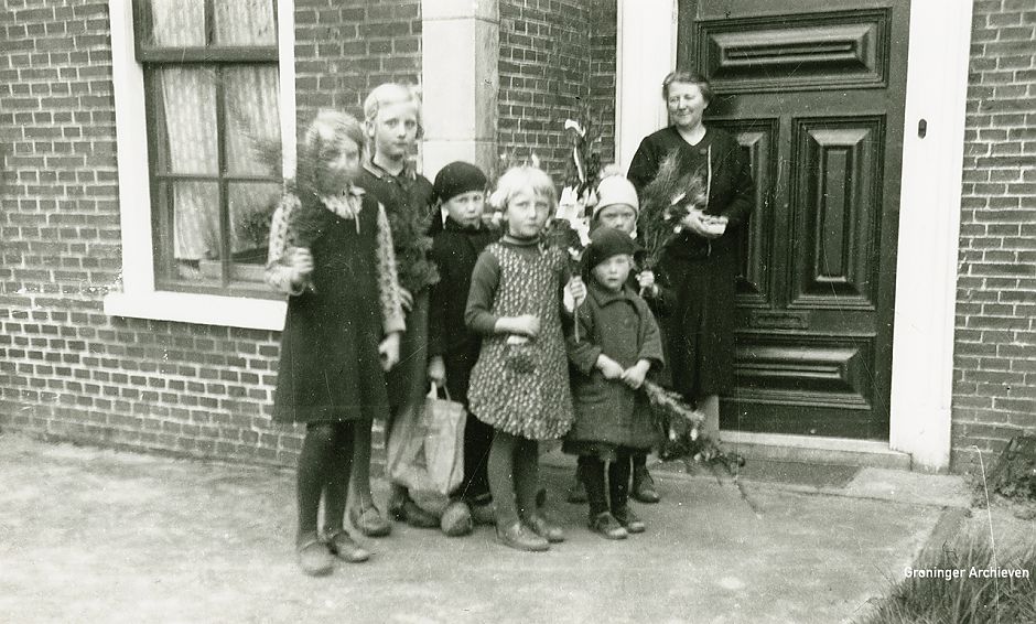 <p>Garsthuizen: een aantal kinderen poseert voor een huis met een &lsquo;poaskestroek&rsquo; in de hand, ca. 1930.&nbsp;Foto Mw. E.J. Huizenga-Onnekes, <a href="http://www.beeldbankgroningen.nl/" target="_blank">www.beeldbankgroningen.nl</a></p>
