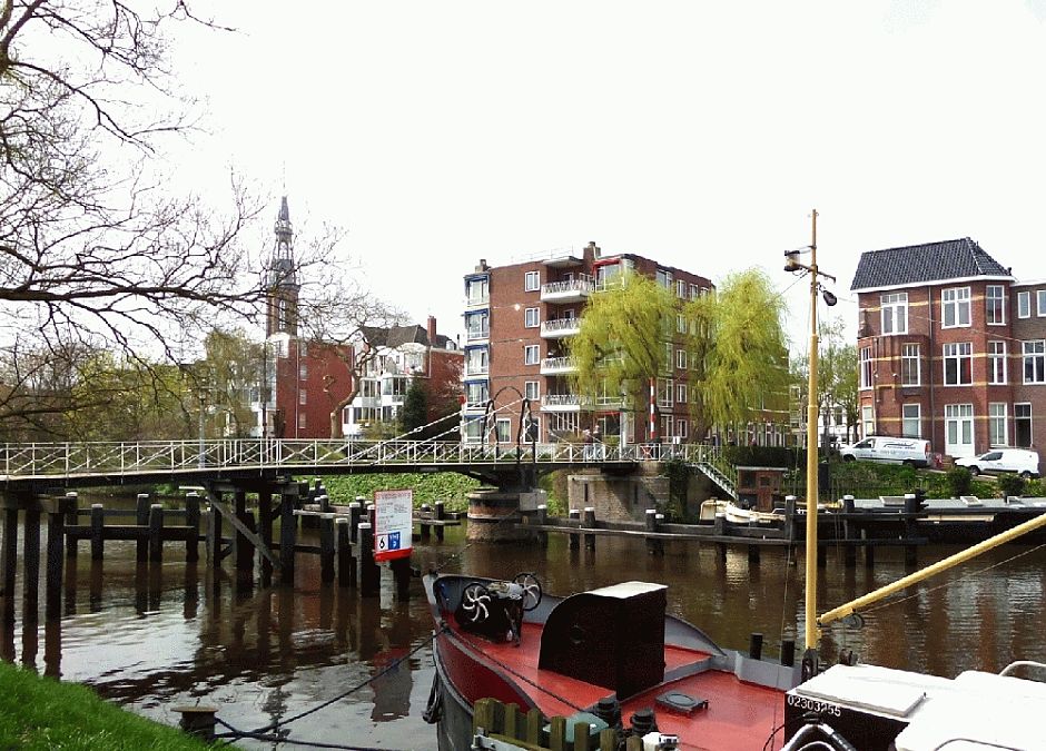 De Trompbrug over het Verbindingskanaal in Groningen is ook een liefdesbrug. Foto Martin Hillenga