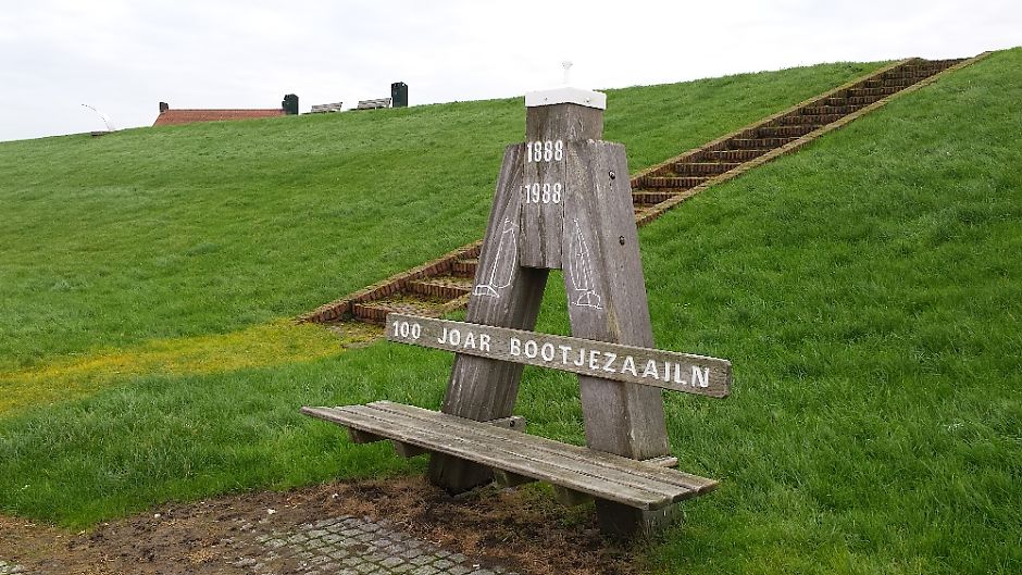 <p>Bankje bij de haven van Termunterzijl, geplaatst bij het honderdjarig jubileum van Bootjezaailen. Foto Martin Hillenga.</p>
