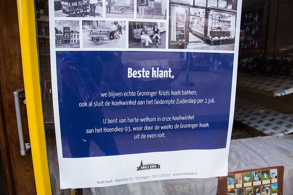 <p>Aankondiging van de sluiting van de Knol's koekwinkel aan het Zuiderdiep, medio 2017. Foto Jan Glas.</p>
