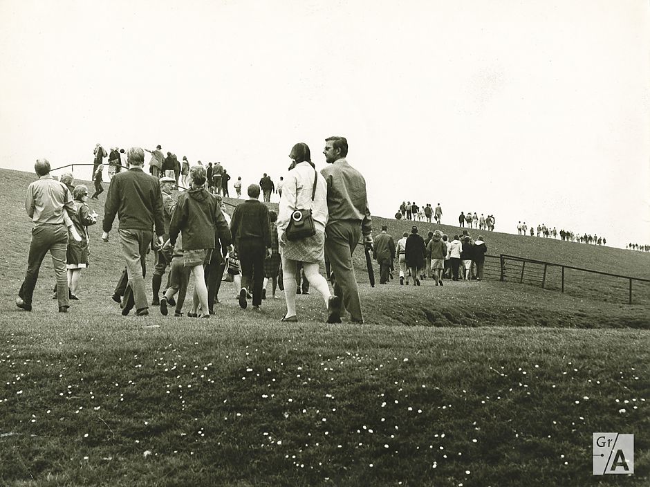 <p>Koolzaadwandeling in de jaren 1960. Foto: Persfotobureau D. van der Veen / Collectie Groninger Archieven</p>
