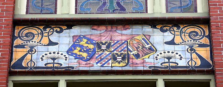 <p>De provinciewapens van Friesland, Groningen en Drenthe op het voormalig onderkomen van het Nieuwsblad van het Noorden aan het Gedempte Zuiderdiep in Groningen.</p>
